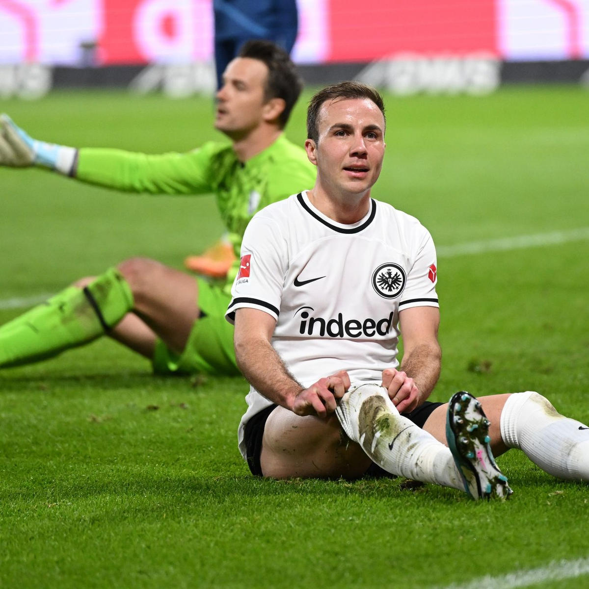 Das Spiel zwischen Frankfurt und Bochum war hart umkämpft: Hier Omar Marmoush (r) und der Bochumer Ivan Ordets im direkten Duell. - Foto: Arne Dedert/dpa