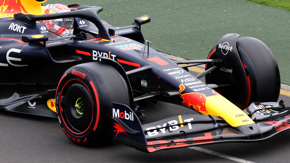 Max Verstappen bei einem Interviewtermin in Melbourne. - Foto: Asanka Brendon Ratnayake/AP