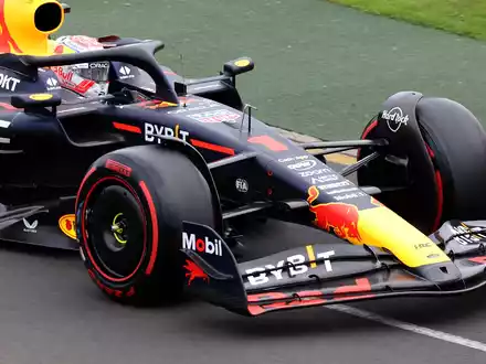 Max Verstappen bei einem Interviewtermin in Melbourne. - Foto: Asanka Brendon Ratnayake/AP