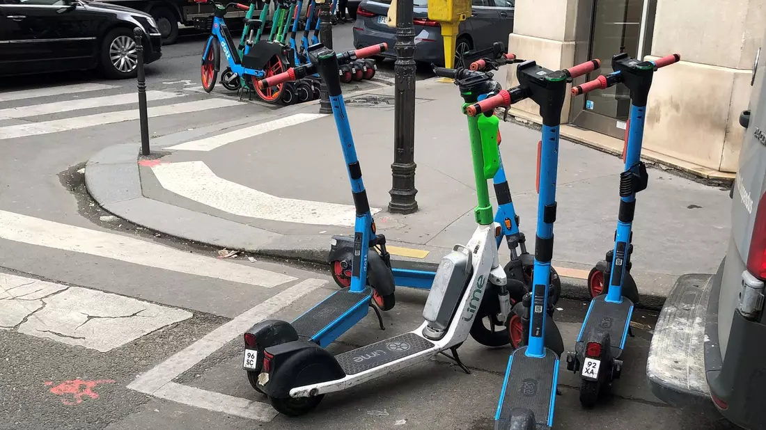 E-Scooter wurden in Paris zum Streitthema, weil sie oft Gehwege blockierten und die Verkehrssicherheit in Gefahr geriet. - Bild: Michael Evers/dpa