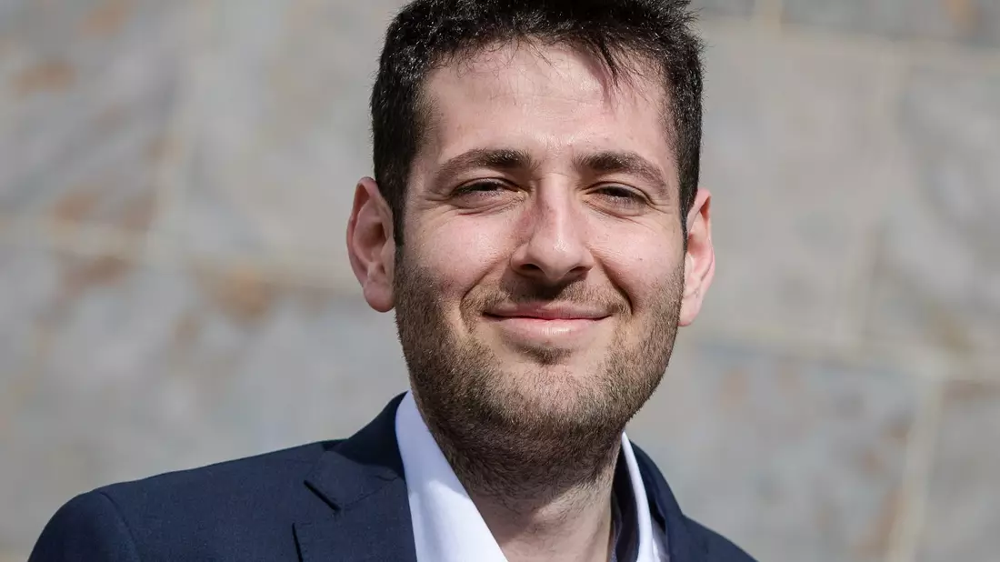 Ryyan Alshebl (Grüne) kam als Flüchtling aus Syrien nach Deutschland - nur wird er Bürgermeister von Ostelsheim. - Bild: Christoph Schmidt/dpa