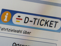 Der Kreistag Stendal erklĂ€rt das Deutschlandticket in seinem Landkreis ab Januar fĂŒr ungĂŒltig, noch handelt es sich bei der Entscheidung um einen Einzelfall. - Foto: Boris Roessler/dpa
