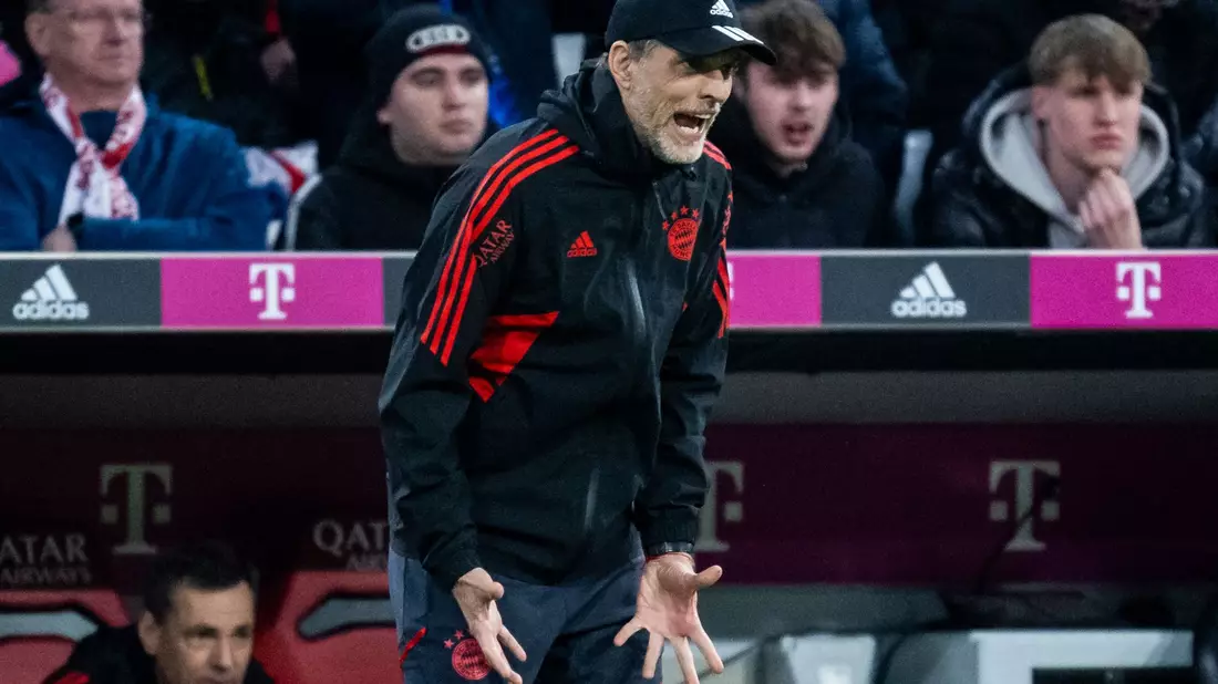 Bayern-Trainer Thomas Tuchel musste das Spiel wegen seiner Sperre von der Tribüne aus verfolgen. - Bild: Tom Weller/dpa