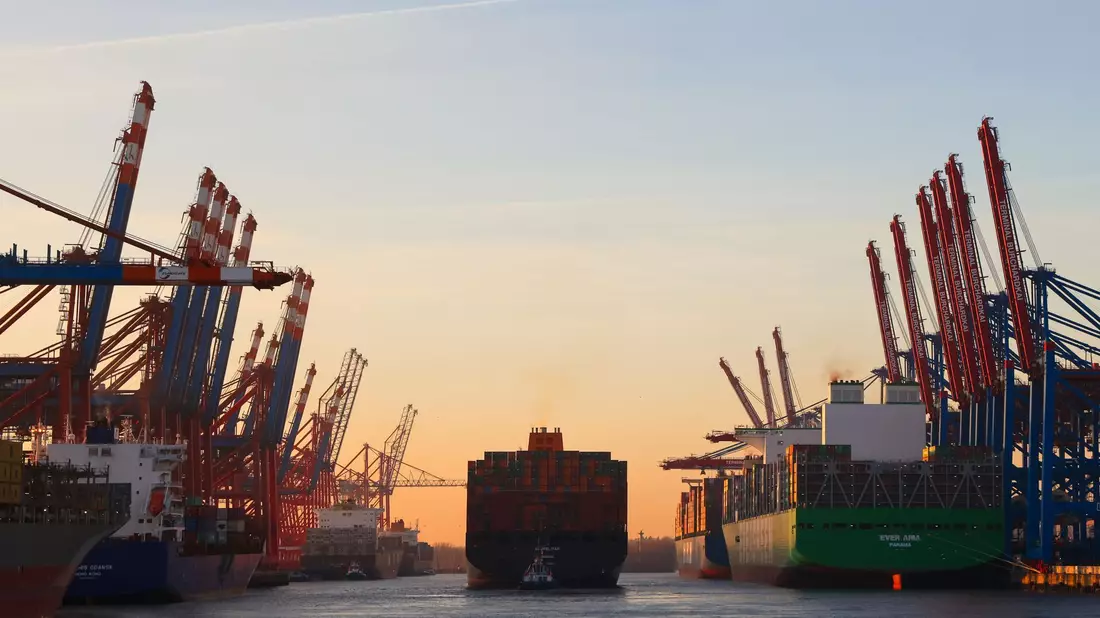Die Bundesregierung hat neue Initiativen für die maritime Wirtschaft angekündigt. (Archivbild) - Bild: Christian Charisius/dpa