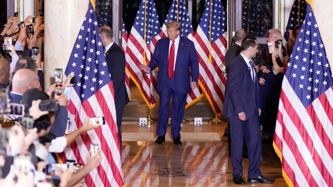 Donald Trump verlässt in Miami das Flugzeug. - Bild: Rebecca Blackwell/AP