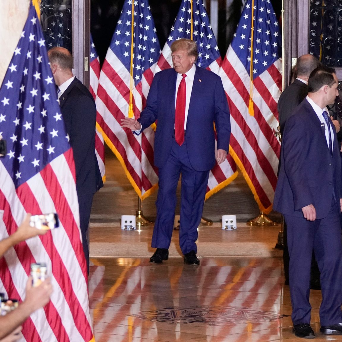 Donald Trump verlässt am Miami International Airport sein Flugzeug. Nach der Anklage in der Affäre um geheime Regierungsdokumente gibt er sich kämpferisch. - Foto: Rebecca Blackwell/AP