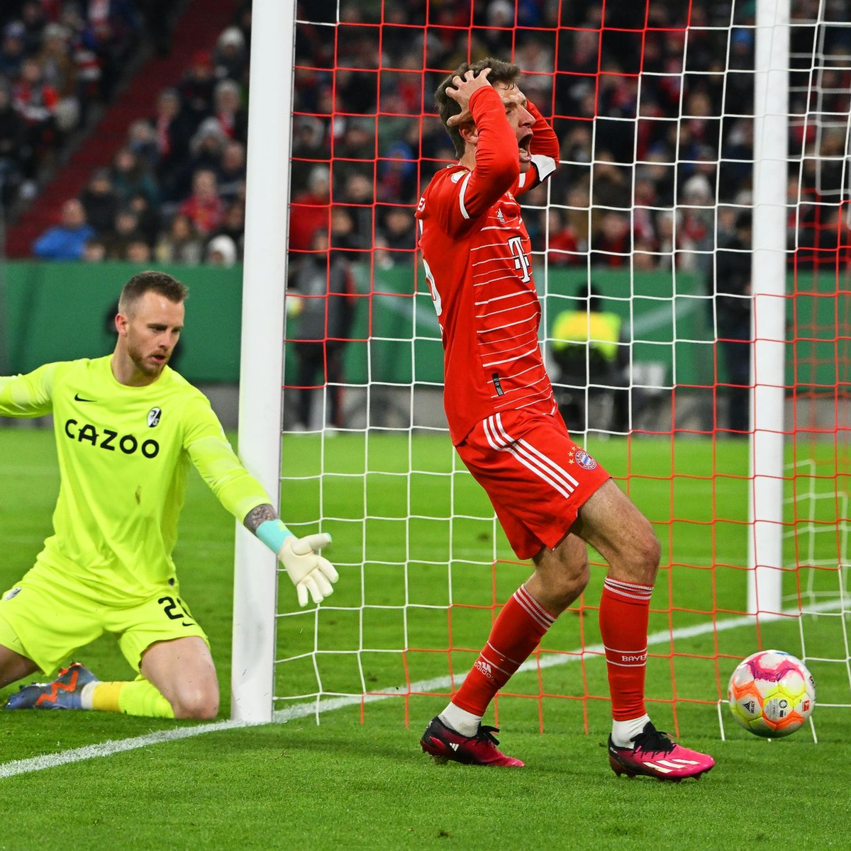 Auf zum Titel: Die Bayern-Frauen freuen sich über das 1:0 durch Lea Schüller (2.v.l.). - Foto: Peter Kneffel/dpa
