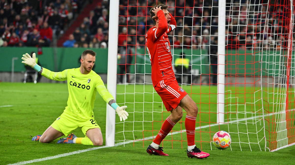 Jubelt und trifft: Torjägerin Lea Schüller (2.v.l.)  - Foto: Peter Kneffel/dpa