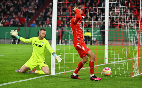 Jubelt und trifft: Torjägerin Lea Schüller (2.v.l.)  - Foto: Peter Kneffel/dpa