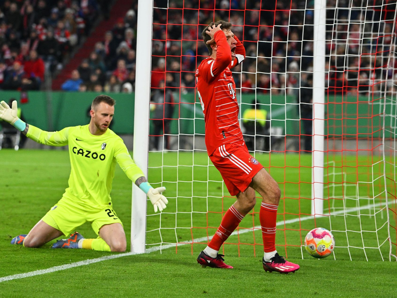 Auf zum Titel: Die Bayern-Frauen freuen sich über das 1:0 durch Lea Schüller (2.v.l.). - Foto: Peter Kneffel/dpa