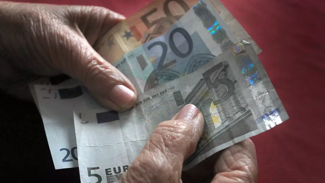 Der größte Teil des Geldvermögens steckt nach Angaben der Deutschen Bundesbank in Bargeld (Symbolbild). - Bild: Karl-Josef Hildenbrand/dpa