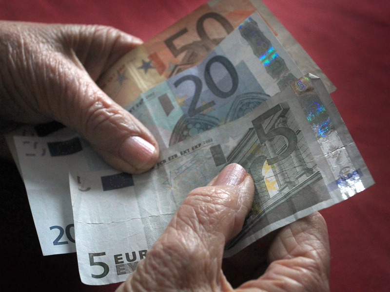 Der größte Teil des Geldvermögens steckt nach Angaben der Deutschen Bundesbank in Bargeld (Symbolbild). - Foto: Karl-Josef Hildenbrand/dpa