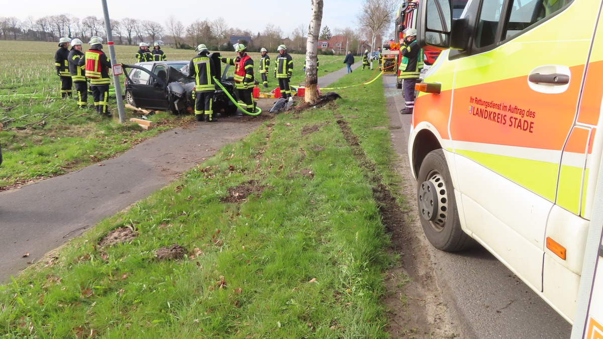 FW Olfen: Schwerer Verkehrsunfall mit zwei Motorrädern fordert ein Todesopfer -Motorrad geht in Flammen auf - Foto: presseportal.de