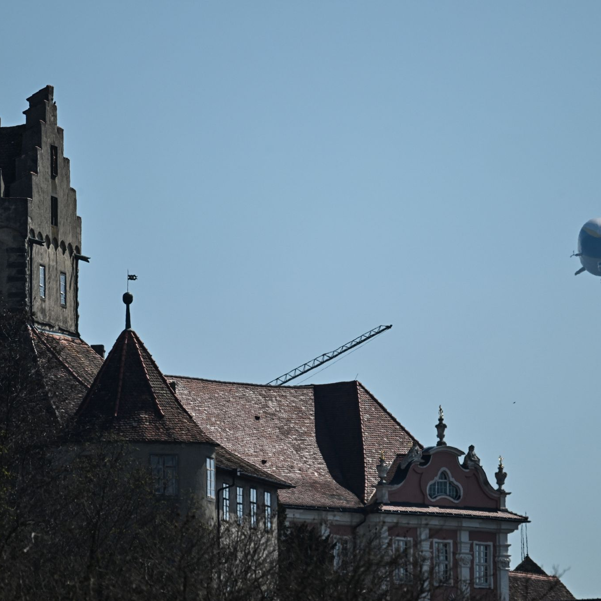 Ein Zeppelin NT (Neue Technologie) ankert auf dem Bodensee-Airport in Friedrichshafen. - Foto: Felix Kästle/dpa