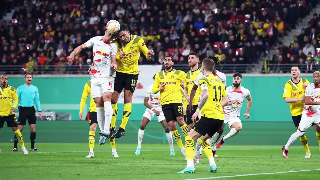 Dortmunds Nico Schlotterbeck fällt für den Rest der Saison aus.  - Bild: Jan Woitas/dpa