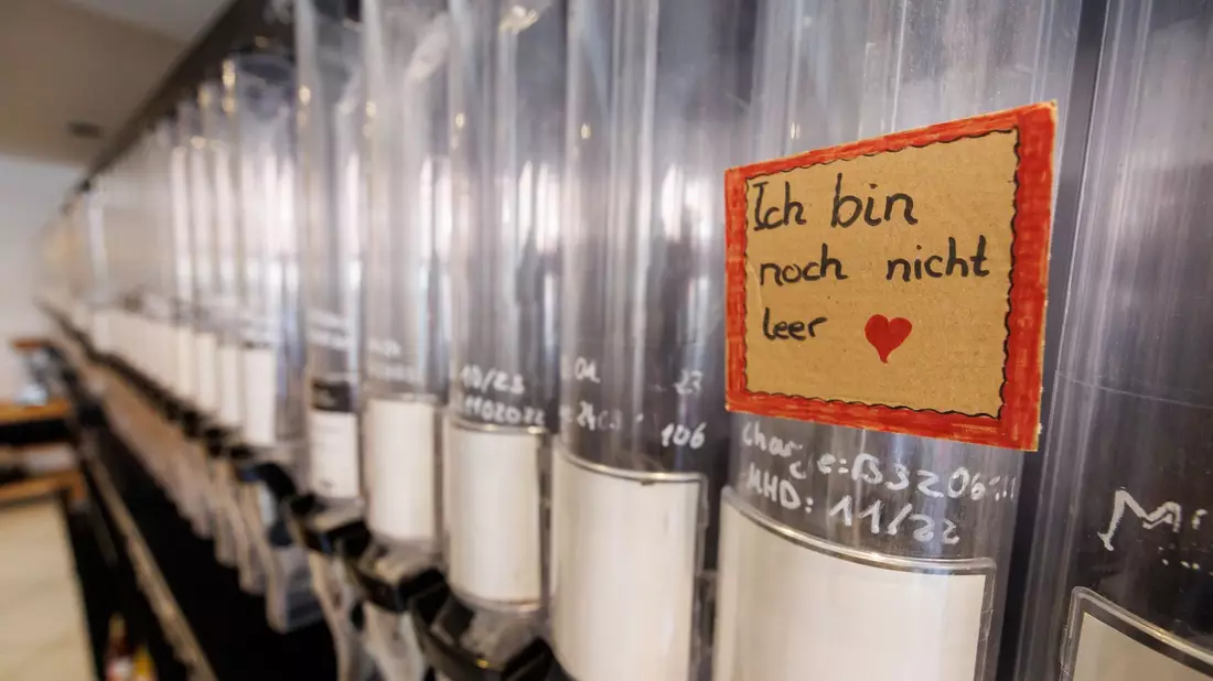 In Deutschland kämpfen viele Unverpackt-Läden um ihre Existenz. - Bild: Daniel Karmann/dpa