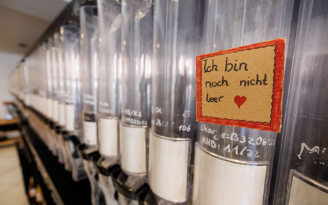 In Deutschland kämpfen viele Unverpackt-Läden um ihre Existenz. - Foto: Daniel Karmann/dpa