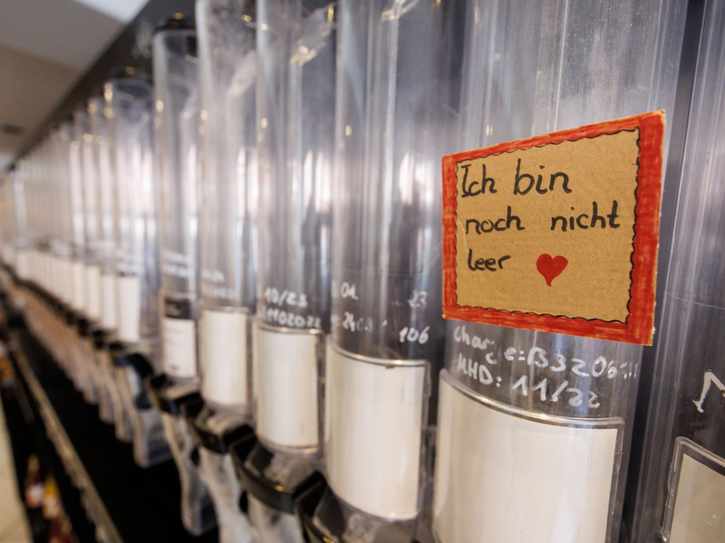 In Deutschland kämpfen viele Unverpackt-Läden um ihre Existenz. - Foto: Daniel Karmann/dpa