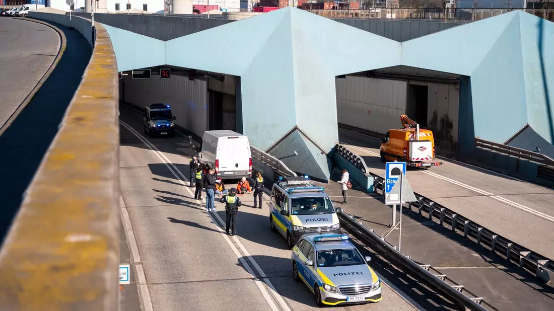 Ein Verkehrsschild mit der Aufschrift «Elbtunnel» steht Anfang April an der Autobahn A7. (Archivbild) - Bild: Daniel Bockwoldt/dpa