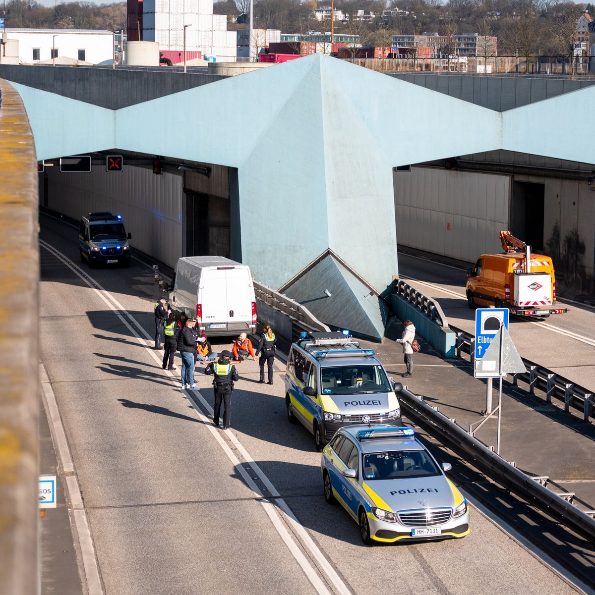 Ein Verkehrsschild mit der Aufschrift «Elbtunnel» steht Anfang April an der Autobahn A7. (Archivbild) - Foto: Daniel Bockwoldt/dpa