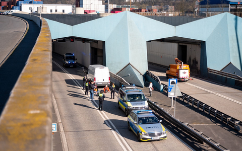 Ein Verkehrsschild mit der Aufschrift «Elbtunnel» steht Anfang April an der Autobahn A7. (Archivbild) - Foto: Daniel Bockwoldt/dpa
