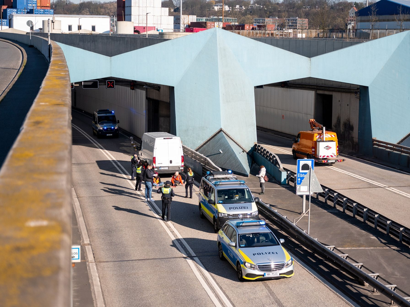 Ein Verkehrsschild mit der Aufschrift «Elbtunnel» steht Anfang April an der Autobahn A7. (Archivbild) - Foto: Daniel Bockwoldt/dpa