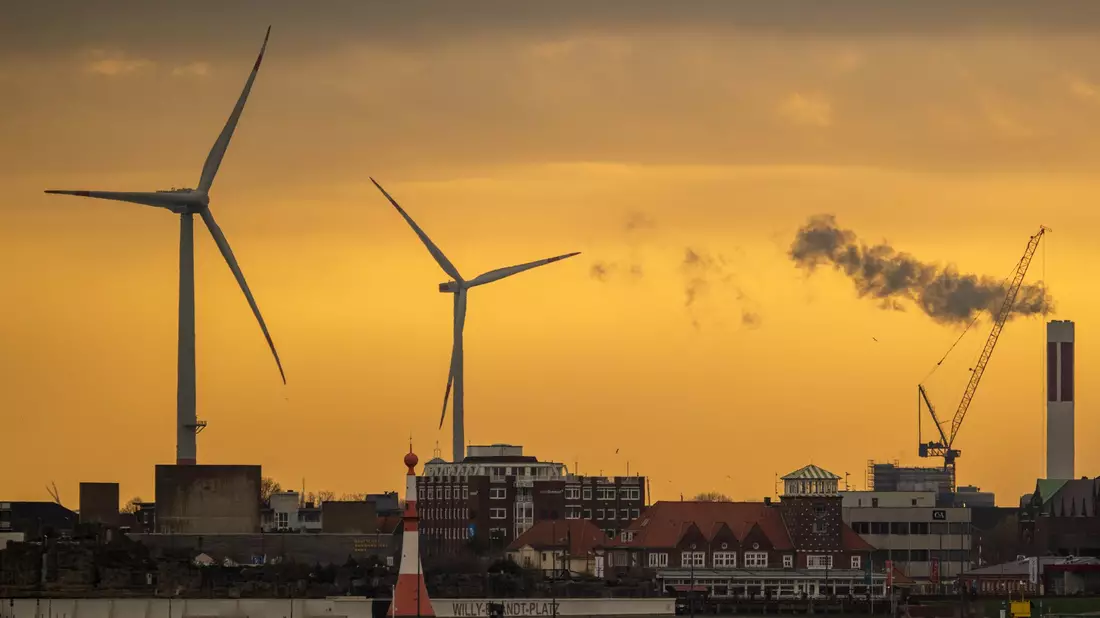 Laut einem Bericht von Irena muss die Welt im Bereich Erneuerbare Energien ordentlich zulegen. - Bild: Sina Schuldt/dpa