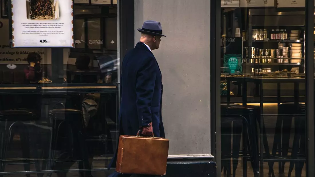 Die Zeiten von Trenchcoat und Koffer gehören der Vergangenheit an. Im digitalen Zeitalter schlagen Wirtschaftsspione oft unbemerkt und schnell zu. - Bild: unsplash.com ©Killian Cartignies CCO Public Domain