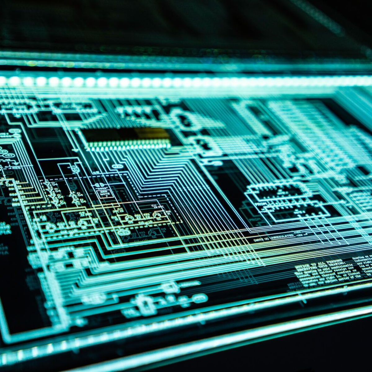 Der Anteil an Cyberangriffen bei der Betriebsspionage ist beträchtlich gewachsen. Dennoch ist die klassische Bestechung oft das Mittel der Wahl. - Foto: unsplash.com ©Adi Goldstein CCO Public Domain