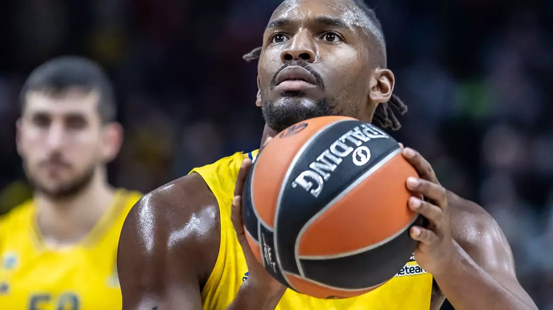 Albas Jaleen Smith (r) kämpft gegen Thomas Klepeisz von Ratiopharm Ulm um den Ball. - Bild: Andreas Gora/dpa