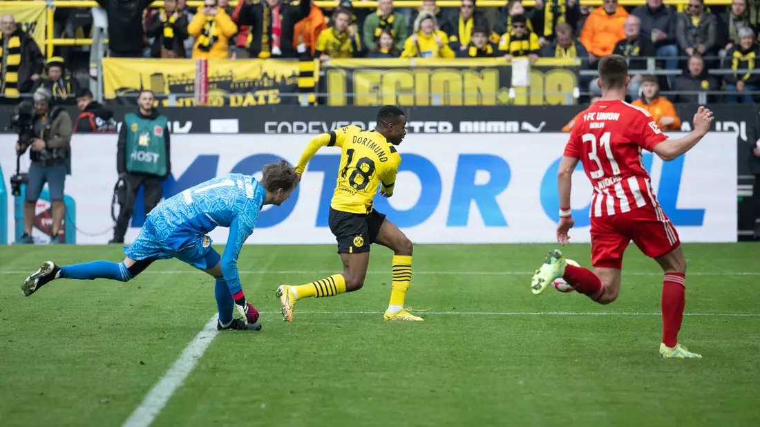 Die BVB-Spieler lassen sich von ihren Fans feiern. - Bild: Bernd Thissen/dpa