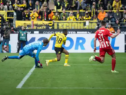 Die BVB-Spieler lassen sich von ihren Fans feiern. - Foto: Bernd Thissen/dpa