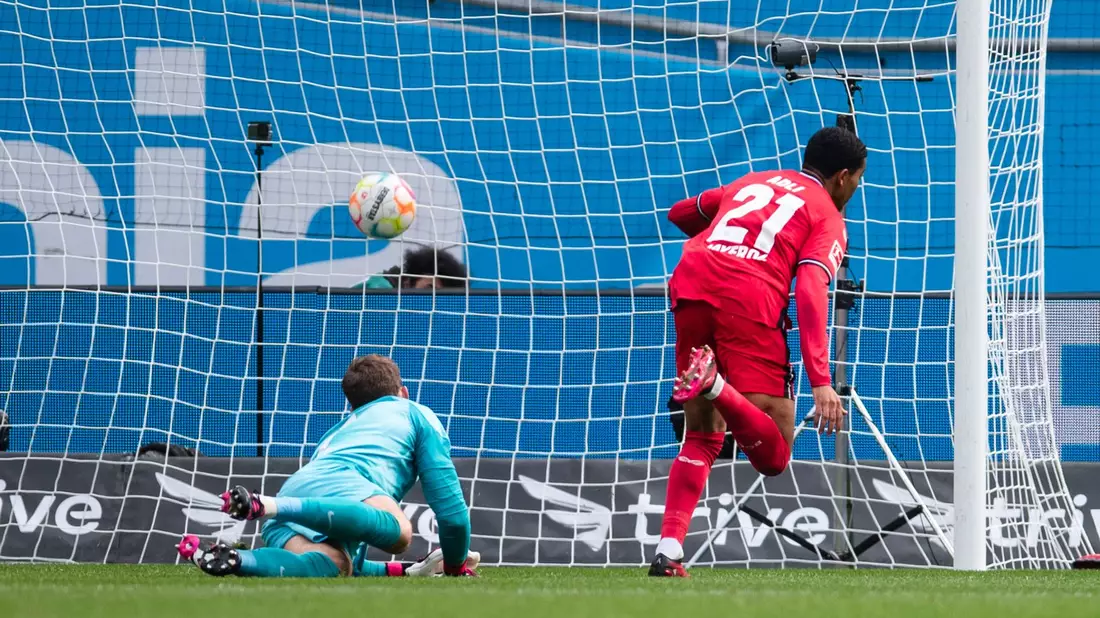 Bayers Victor Boniface (r) feiert sein Tor zum 1:0 mit Bayers Jonas Hofmann. - Bild: Marius Becker/dpa