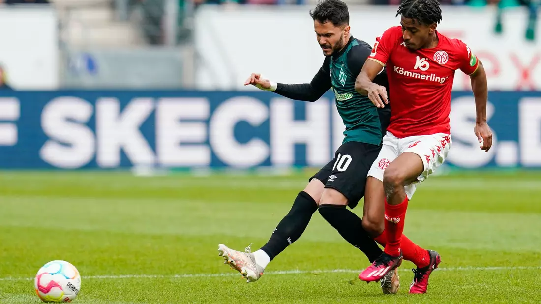 Der Mainzer Abwehrspieler Dominik Kohr (l) verschuldete den Elfmeter zum 1:0 für Bremen. - Bild: Uwe Anspach/dpa