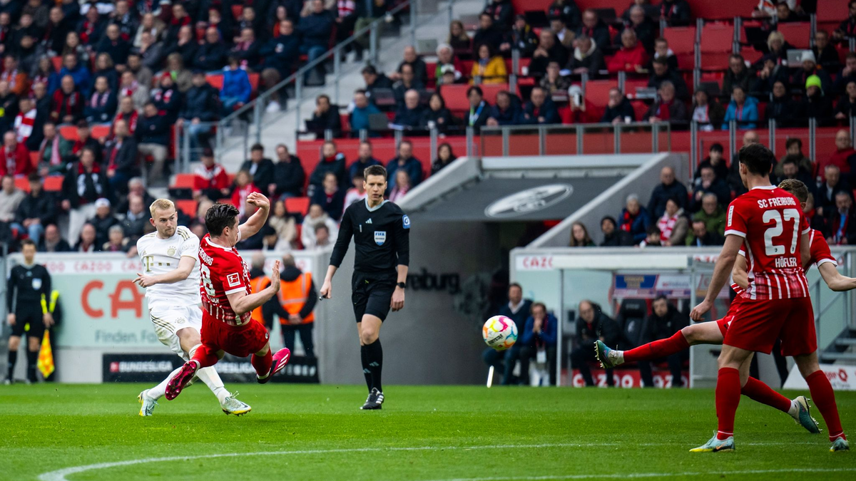 Harry Kane (r) und die Bayern kamen nicht über ein 2:2 in Freiburg hinaus. - Foto: Tom Weller/dpa