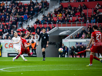 Harry Kane (r) und die Bayern kamen nicht über ein 2:2 in Freiburg hinaus. - Foto: Tom Weller/dpa