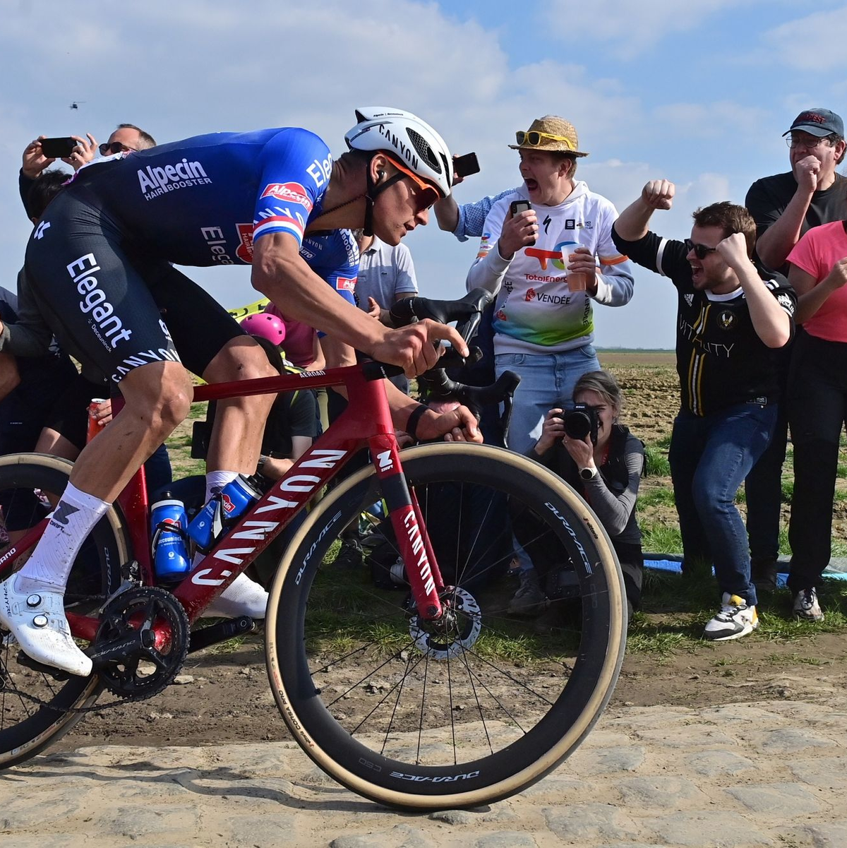 WM-Titelverteidiger Mathieu van der Poel sieht nur «eine kleine Chance». - Foto: Dirk Waem/Belga/dpa