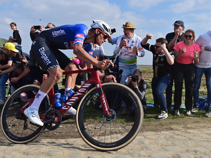 Mathieu van der Poel gewann am Sonntag Paris-Roubaix. - Foto: Dirk Waem/Belga/dpa