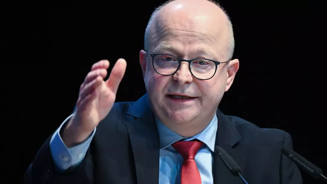 Michael Theurer geht davon aus, dass auch der Bahnhof Fangschleuse nahe der Tesla-Autofabrik bei Berlin wie geplant kommt. - Bild: Bernd Weißbrod/dpa