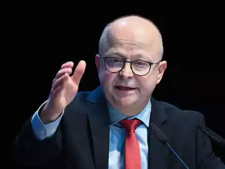 Michael Theurer geht davon aus, dass auch der Bahnhof Fangschleuse nahe der Tesla-Autofabrik bei Berlin wie geplant kommt. - Foto: Bernd Weißbrod/dpa