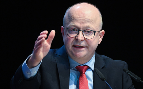 Michael Theurer geht davon aus, dass auch der Bahnhof Fangschleuse nahe der Tesla-Autofabrik bei Berlin wie geplant kommt. - Foto: Bernd Weißbrod/dpa