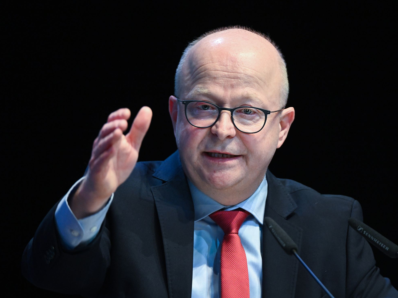 Michael Theurer (FDP), Bahnbeauftragter der Bundesregierung, hat die Lokführergewerkschaft und den bundeseigenen Bahnkonzern zu Verhandlungen aufgerufen. - Foto: Bernd Weißbrod/dpa