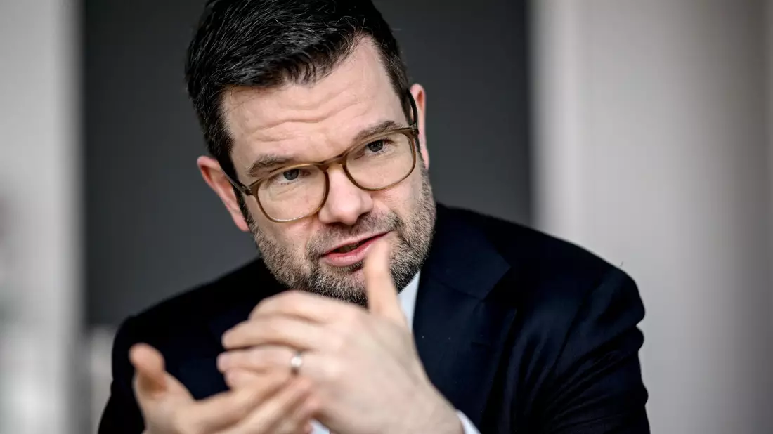 «Das deutsche Namensrecht ist offen gestanden mit der gesellschaftlichen Wirklichkeit in diesem Land nicht mehr kompatibel», sagte der federführende Justizminister Marco Buschmann (FDP). - Bild: Britta Pedersen/dpa