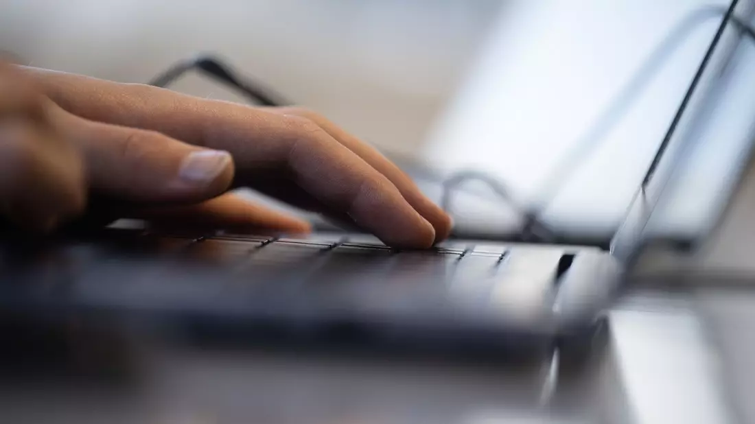 Durch den zunehmenden Ausbau der digitalen Infrastruktur in allen Wirtschaftsbereichen steige in der Branche der Bedarf an qualifizierten Fachkräften, berichten die Kofa-Experten. - Bild: Sebastian Gollnow/dpa