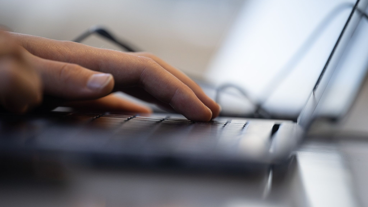 Durch den zunehmenden Ausbau der digitalen Infrastruktur in allen Wirtschaftsbereichen steige in der Branche der Bedarf an qualifizierten Fachkräften, berichten die Kofa-Experten. - Foto: Sebastian Gollnow/dpa