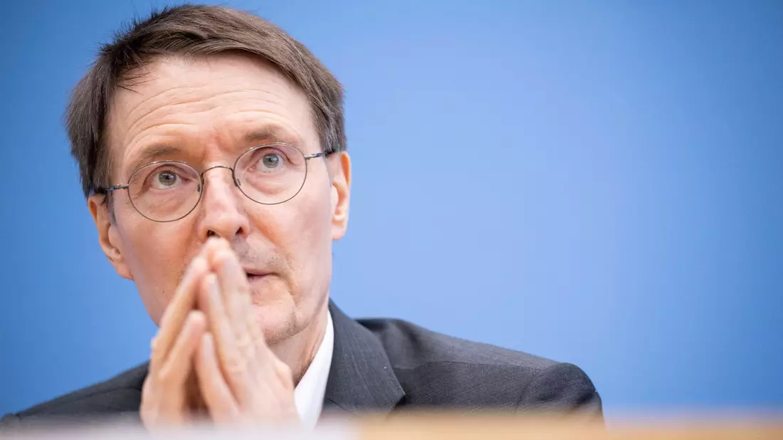 Bundesgesundheitsminister Karl Lauterbach rechnet bereits in diesem Jahr mit Erleichterungen für Ärzte und Patienten. - Bild: Hannes P. Albert/dpa