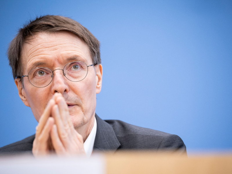 Bundesgesundheitsminister Karl Lauterbach rechnet bereits in diesem Jahr mit Erleichterungen für Ärzte und Patienten. - Foto: Hannes P. Albert/dpa