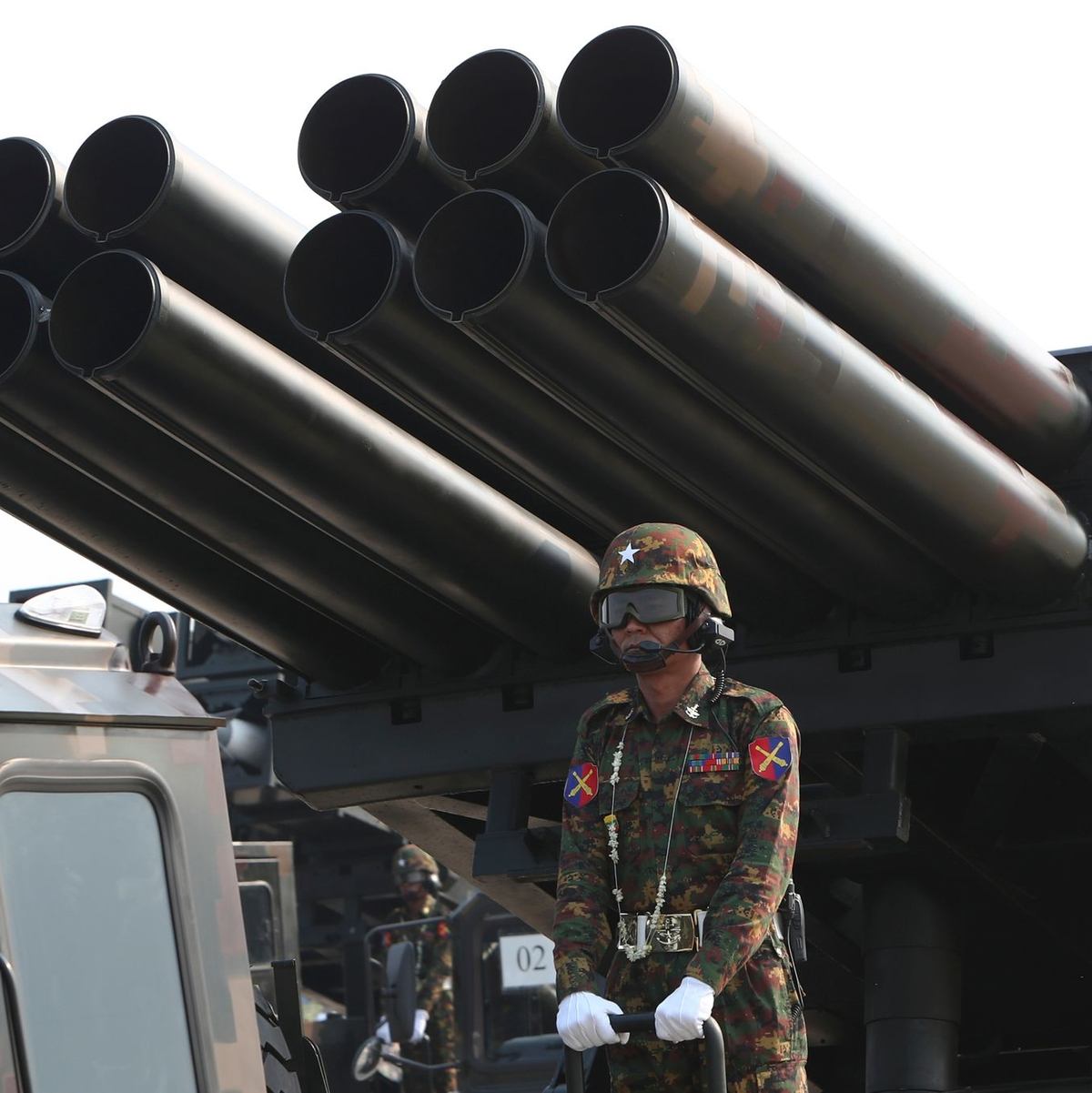 Trotz Machtdemonstrationen verliert das Militär zunehmend die Kontrolle. (Archivbild) - Foto: Aung Shine Oo/AP/dpa