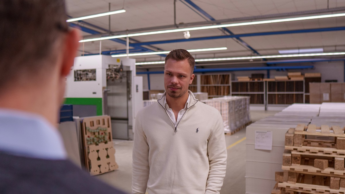 POL-STD: Gut besuchte Blaulichtmeile beim Blütenfest in Drochtersen - Plizei und Hilfsorganisationen präsentieren ihre Arbeit - Foto: presseportal.de