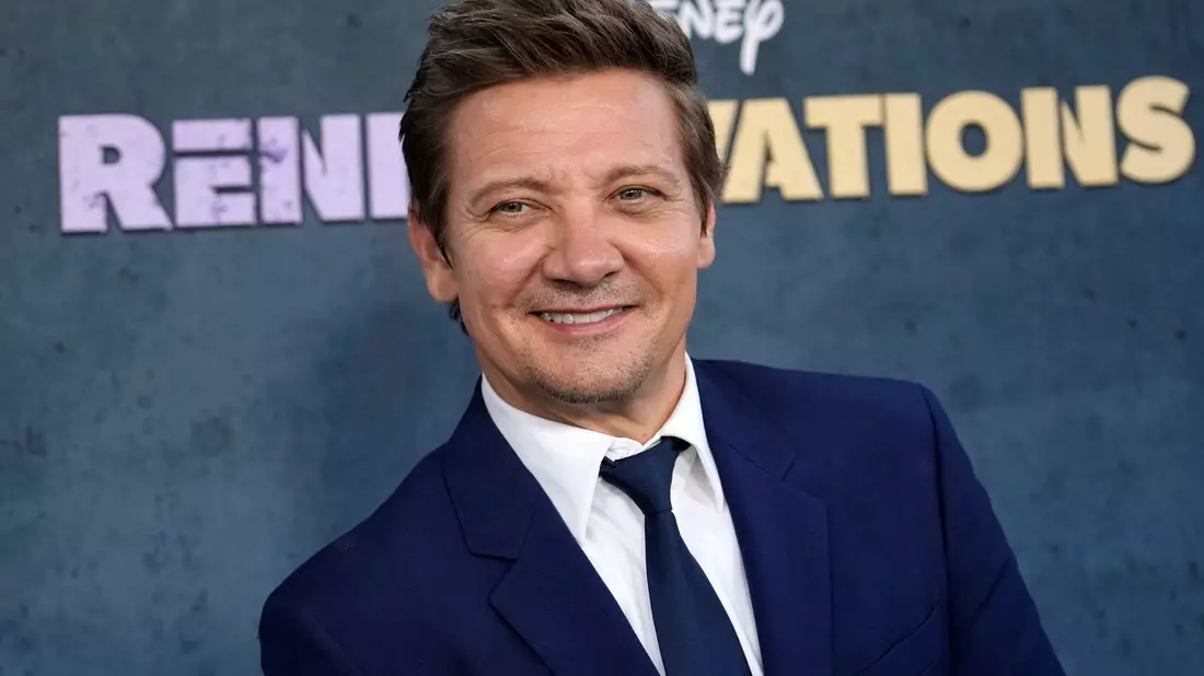 Am Neujahrstag 2023 war Jeremy Renner bei einem Schneepflug-Unfall lebensgefährlich verletzt worden (Archivbild). - Bild: Chris Pizzello/Invision/AP/dpa